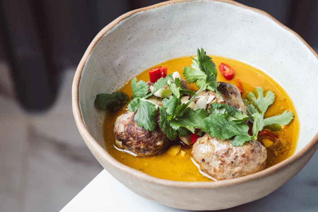 Plato de deliciosas albóndigas del Restaurante Alasazón, en Alicante centro