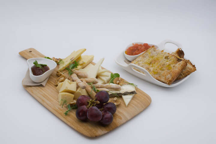 cheese board-organic-serawa-alicante cheese board-organic-serawa-alicante