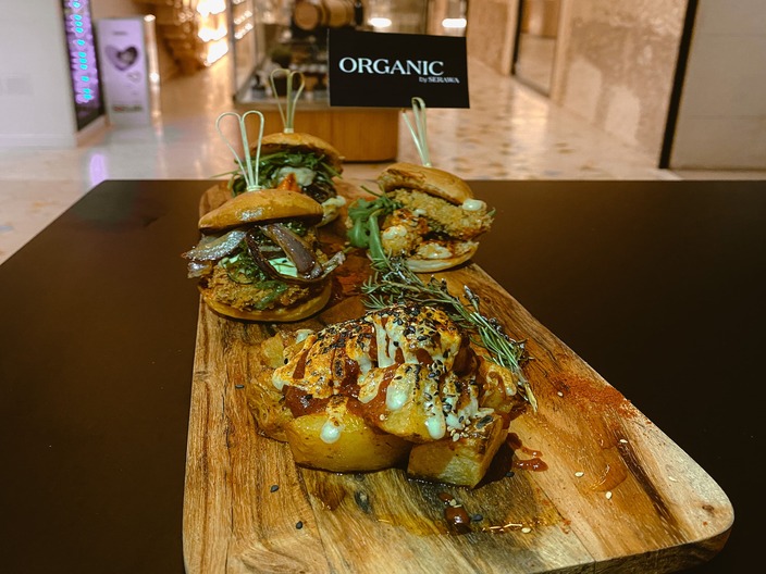 Serawa-hotels-organic-by-serawa-burgers-and-wine-7
