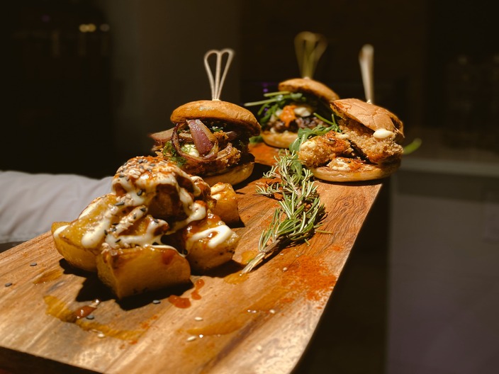 Serawa-hotels-organic-by-serawa-burgers-and-wine-7