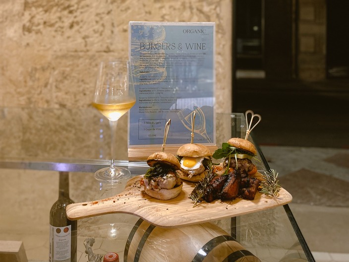 Serawa-hotels-organic-by-serawa-burgers-and-wine-7