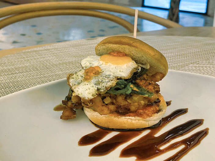 Serawa-hotels-organic-by-serawa-burgers-and-wine-7